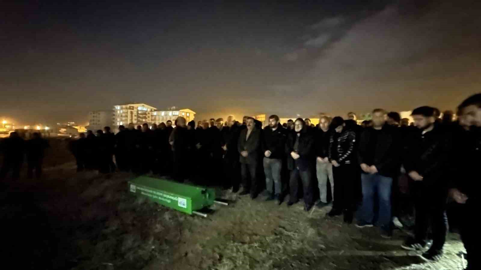 baraja-ucan-aracta-hayatini-kaybeden-22-yasindaki-cihat-gozyaslari-arasinda-topraga-verildi