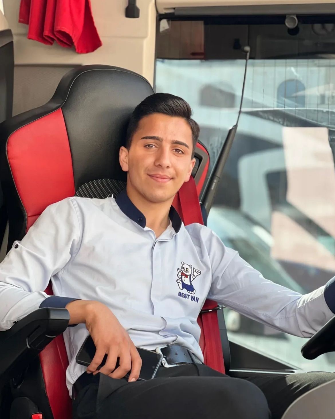 baraja-ucan-aracta-hayatini-kaybeden-22-yasindaki-cihat-gozyaslari-arasinda-topraga-verildi