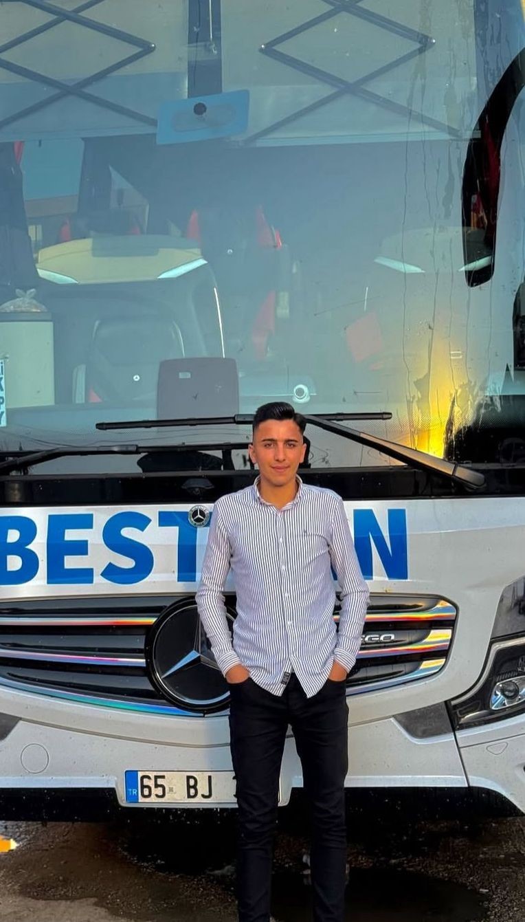 baraja-ucan-aracta-hayatini-kaybeden-22-yasindaki-cihat-gozyaslari-arasinda-topraga-verildi