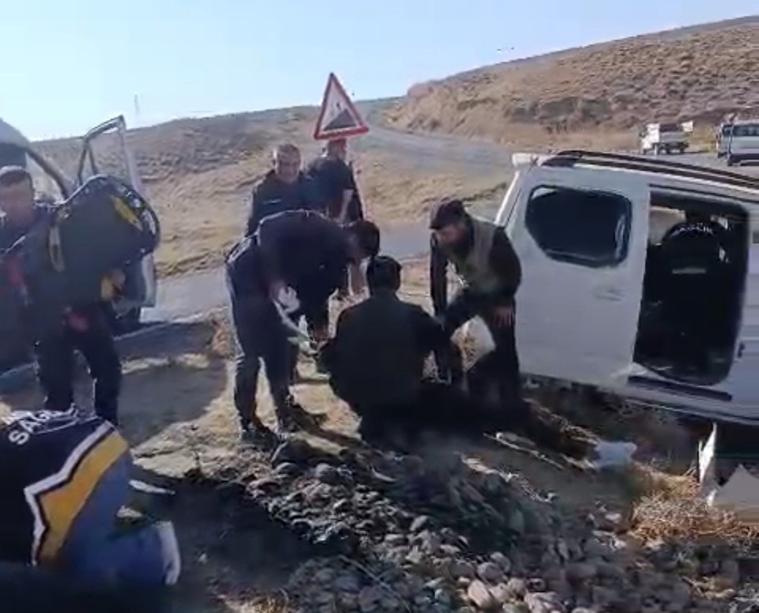 baskalede-trafik-kazasi-4-yarali