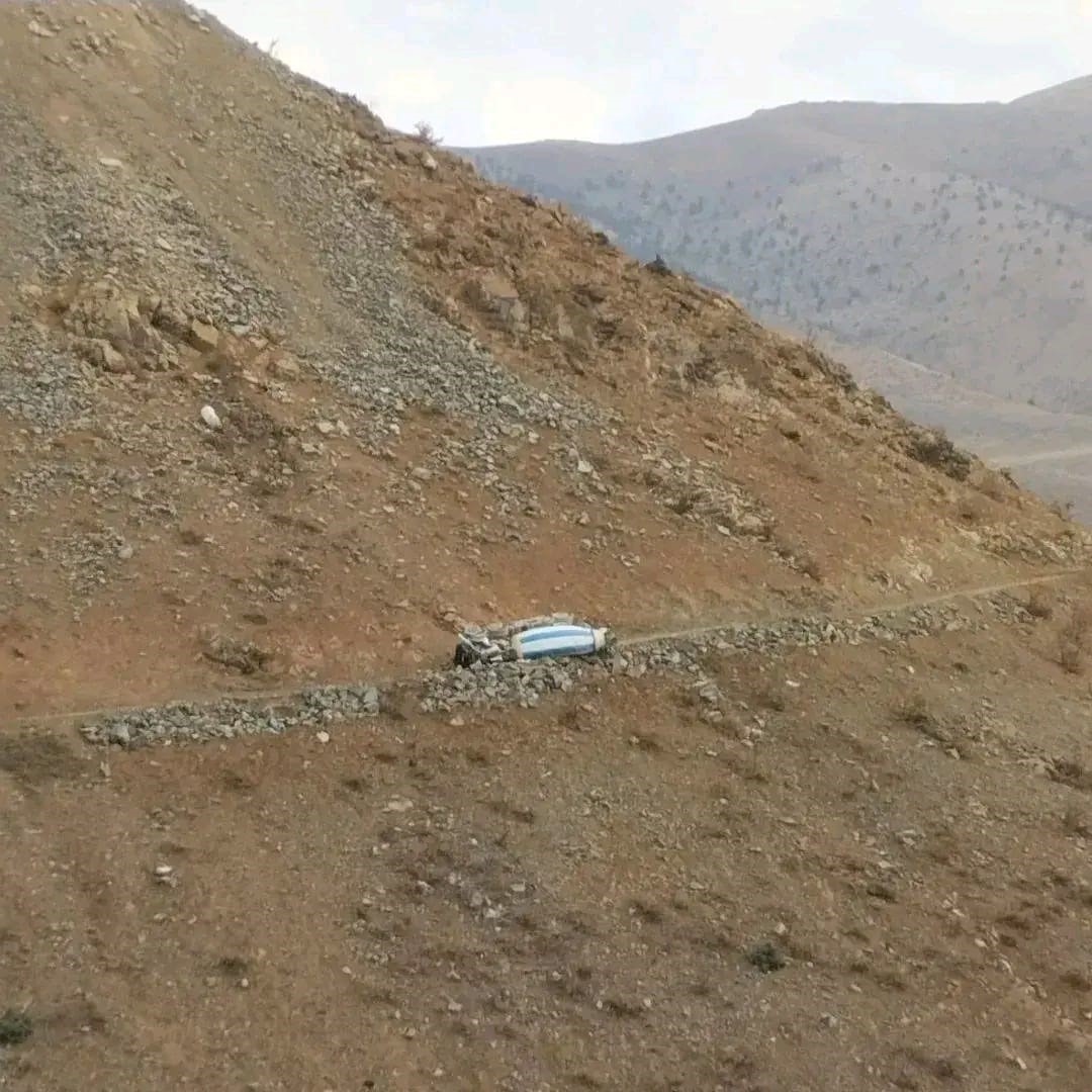 beton-mikseri-yamactan-yuvarlandi-1-yarali