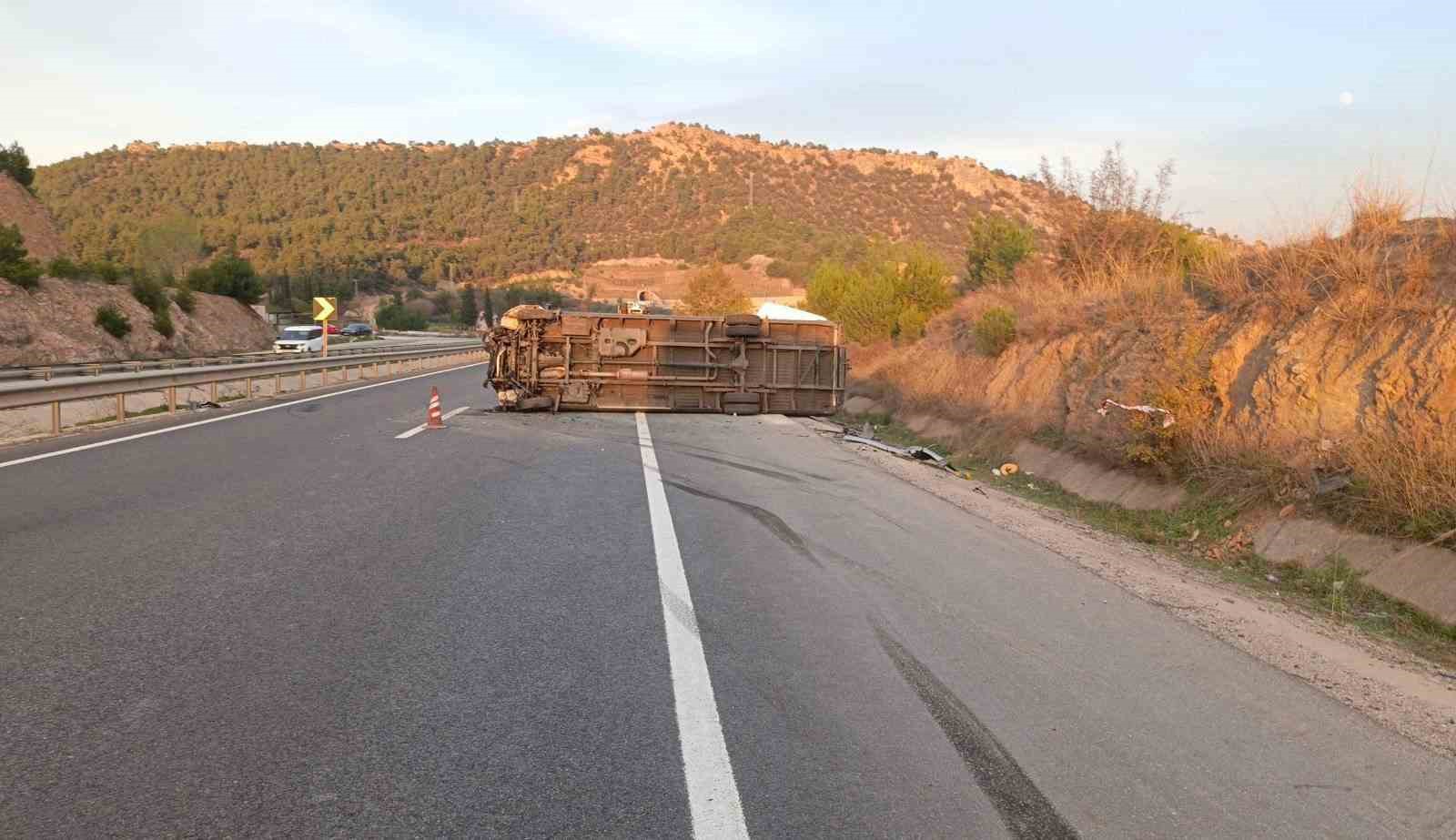 bilecikte-4-aracin-karistigi-zincirleme-kazada-3-kisi-yaralandi