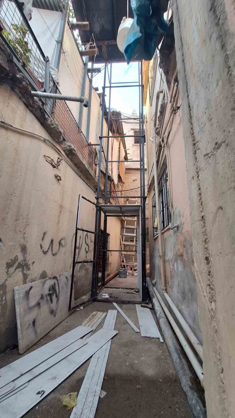 bina-disina-kurulan-yuk-asansoru-dustu-80-yasindaki-kadin-hayatini-kaybetti