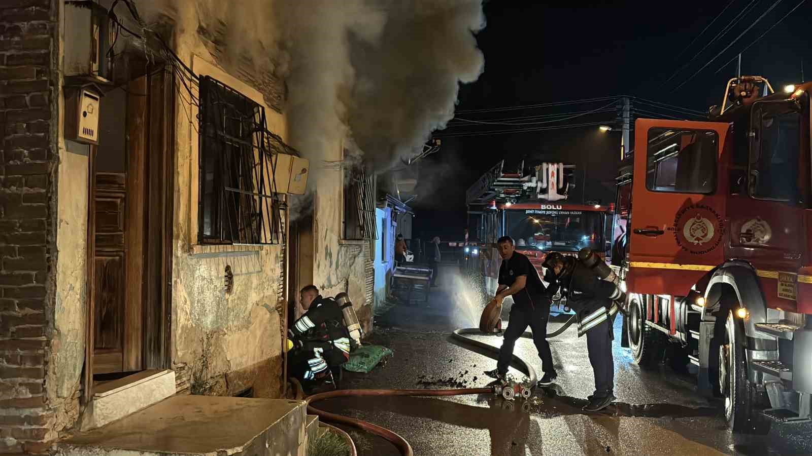 boluda-2-katli-ahsap-evde-sobadan-kaynakli-yangin-cikti-1-yarali