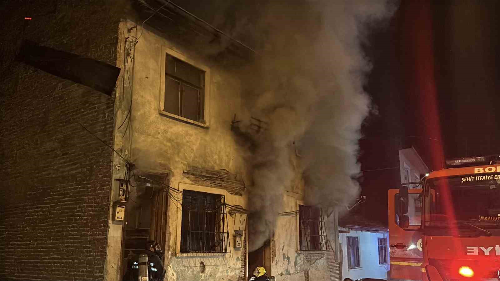 boluda-2-katli-ahsap-evde-sobadan-kaynakli-yangin-cikti-1-yarali