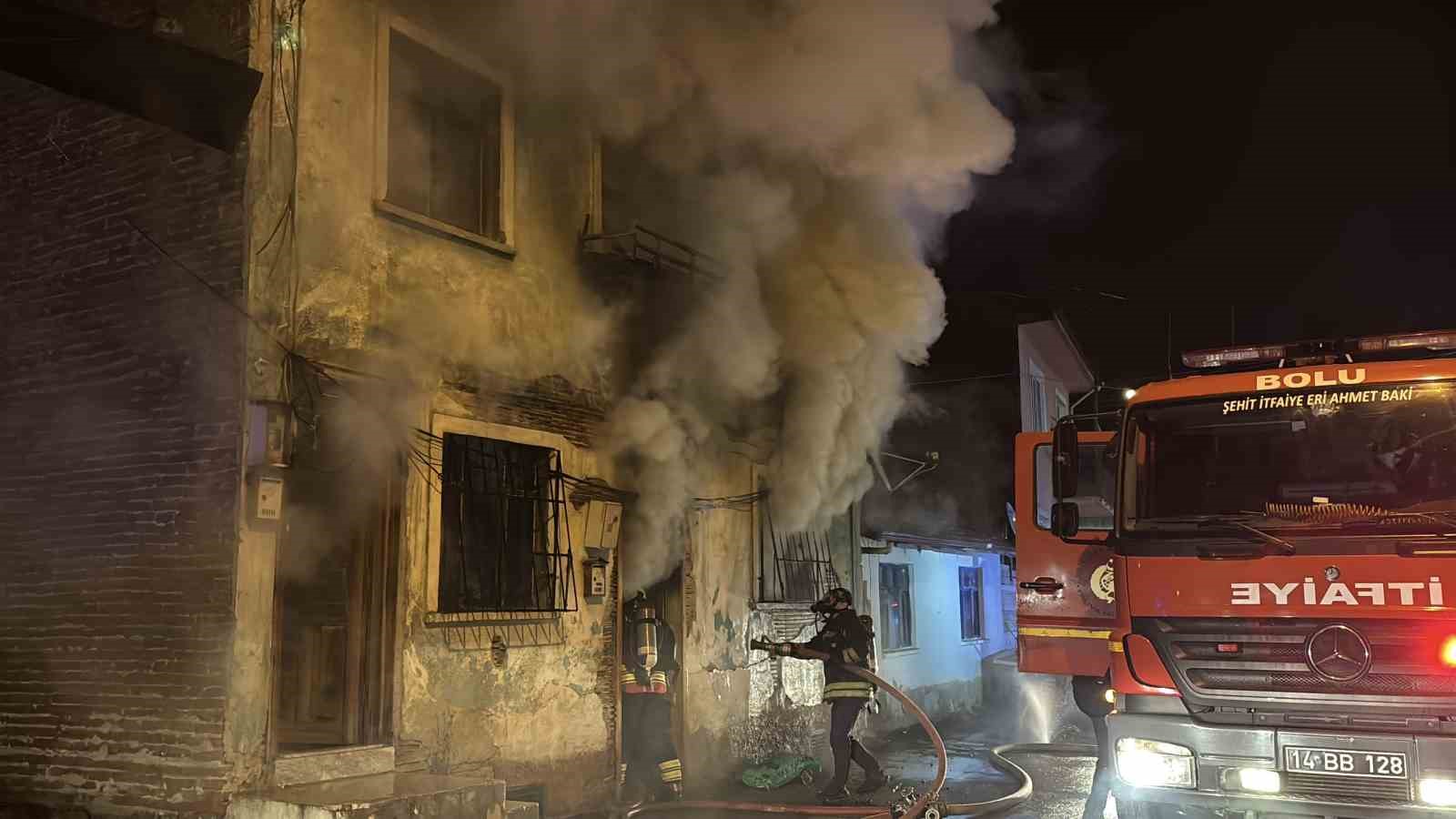 boluda-2-katli-ahsap-evde-sobadan-kaynakli-yangin-cikti-1-yarali