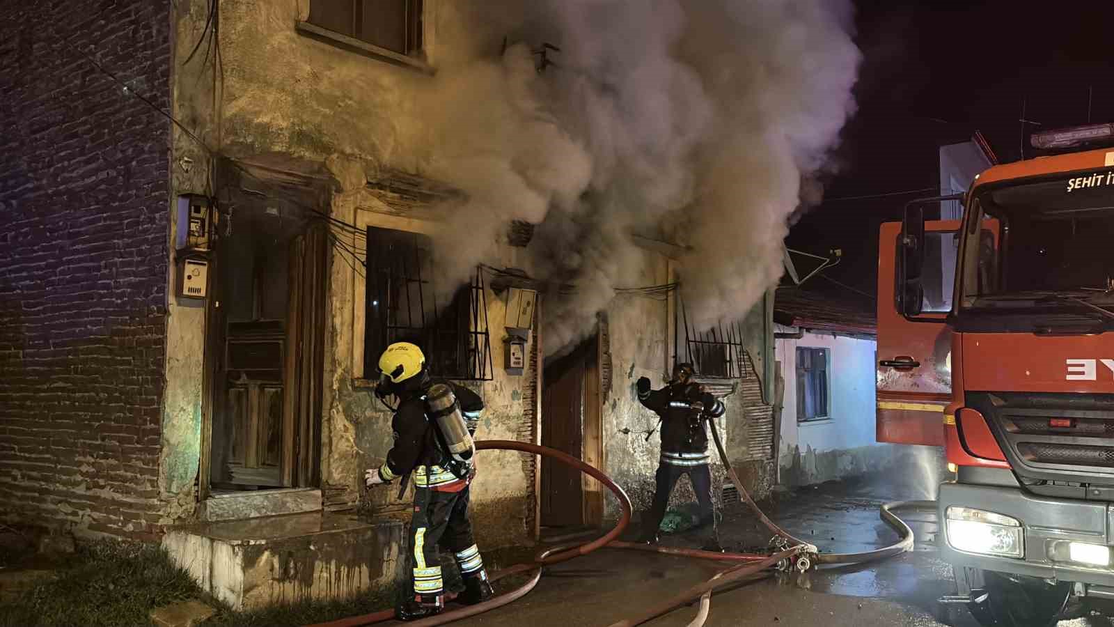 boluda-2-katli-ahsap-evde-sobadan-kaynakli-yangin-cikti-1-yarali