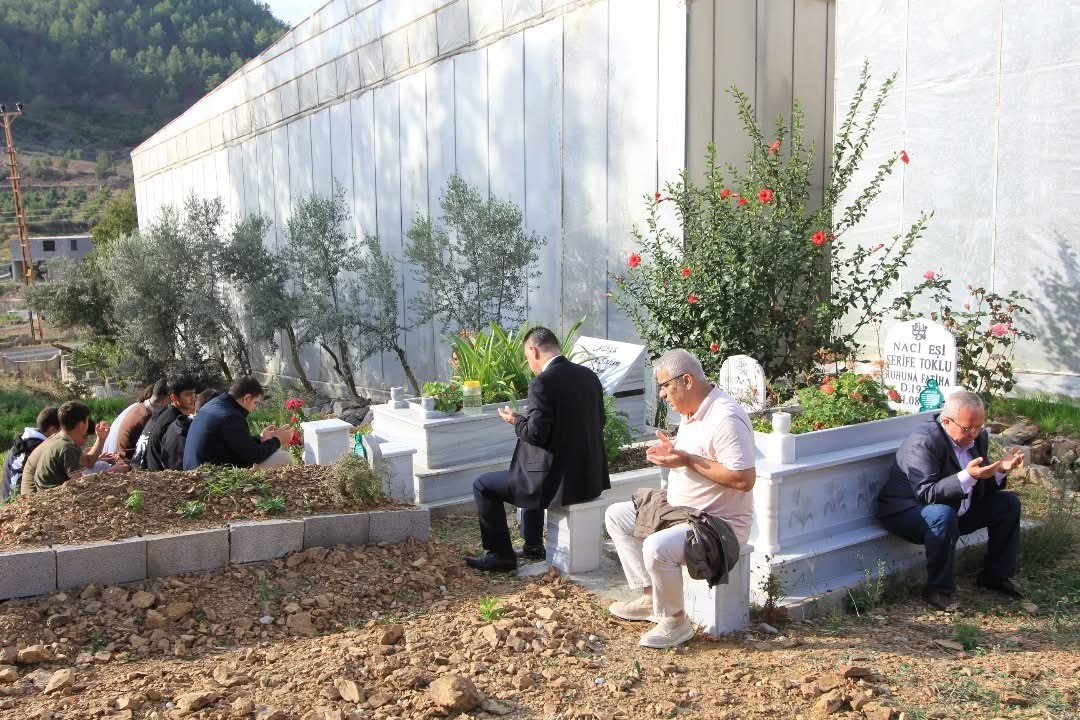 bozyazida-vefat-eden-ogretmen-kabri-basinda-anildi