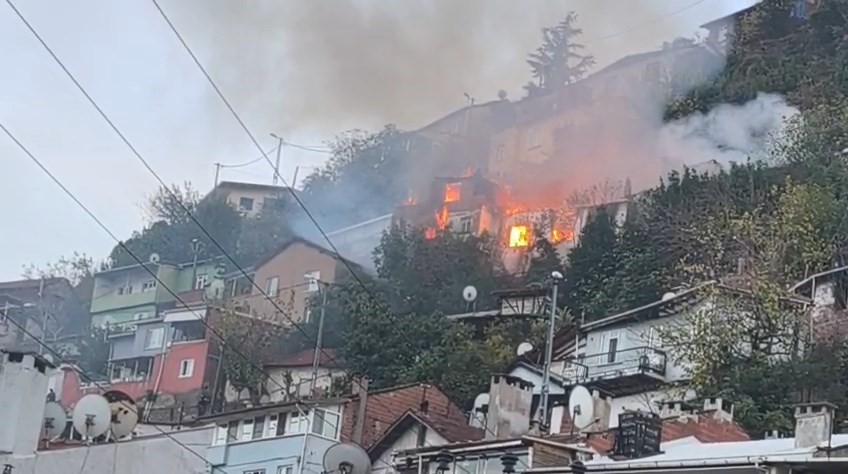 bursada-2-katli-bina-alevlere-teslim-oldu-o-anlar-havadan-dronla-goruntulendi