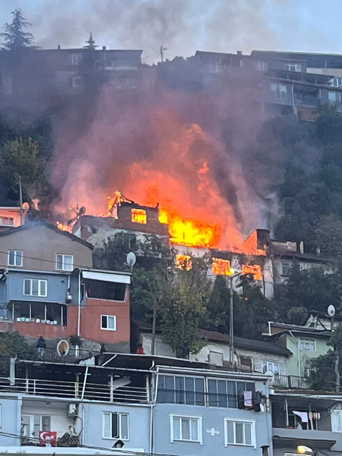 bursada-2-katli-bina-alevlere-teslim-oldu-o-anlar-havadan-dronla-goruntulendi