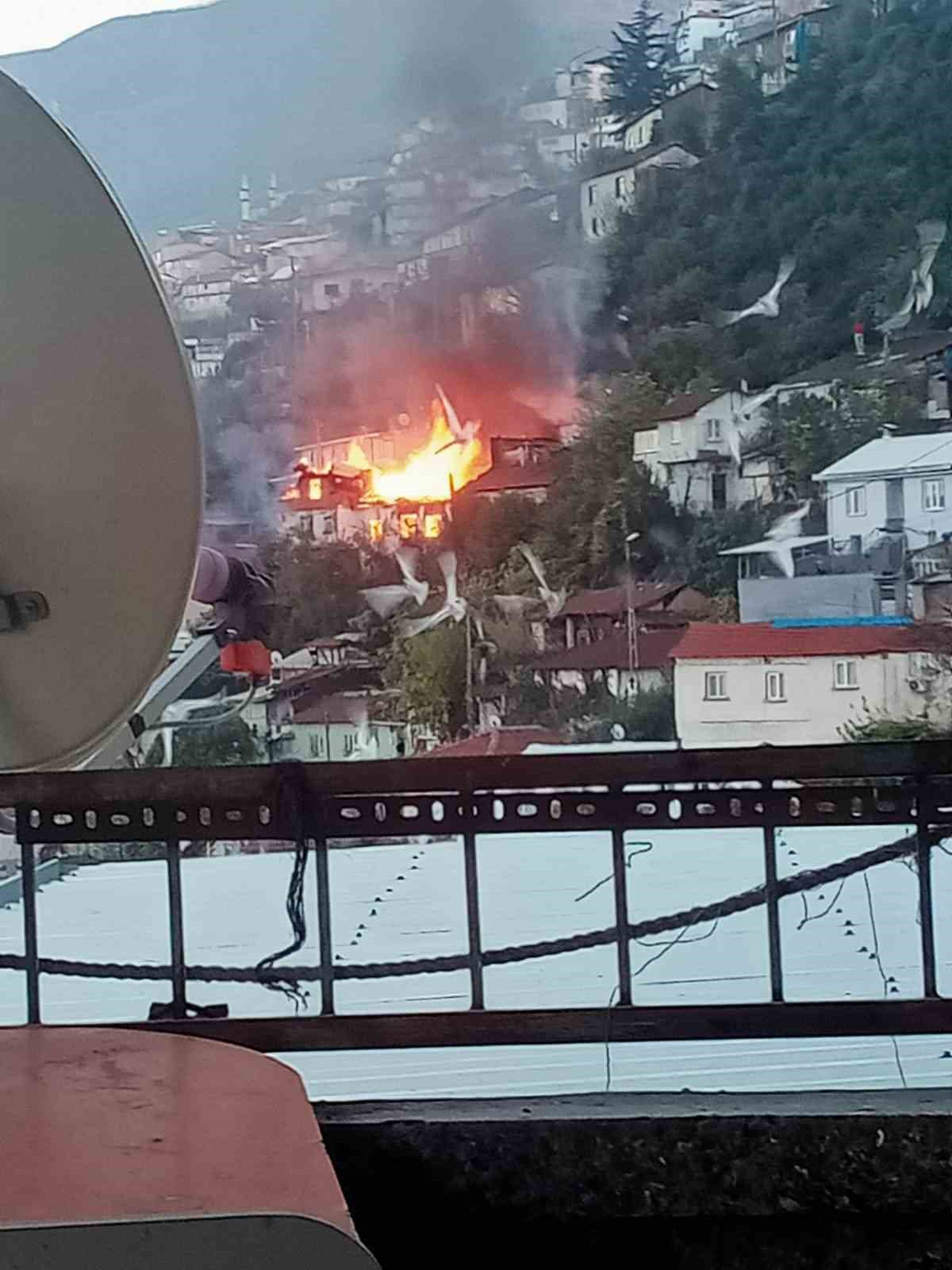 bursada-2-katli-bina-alevlere-teslim-oldu-o-anlar-havadan-dronla-goruntulendi