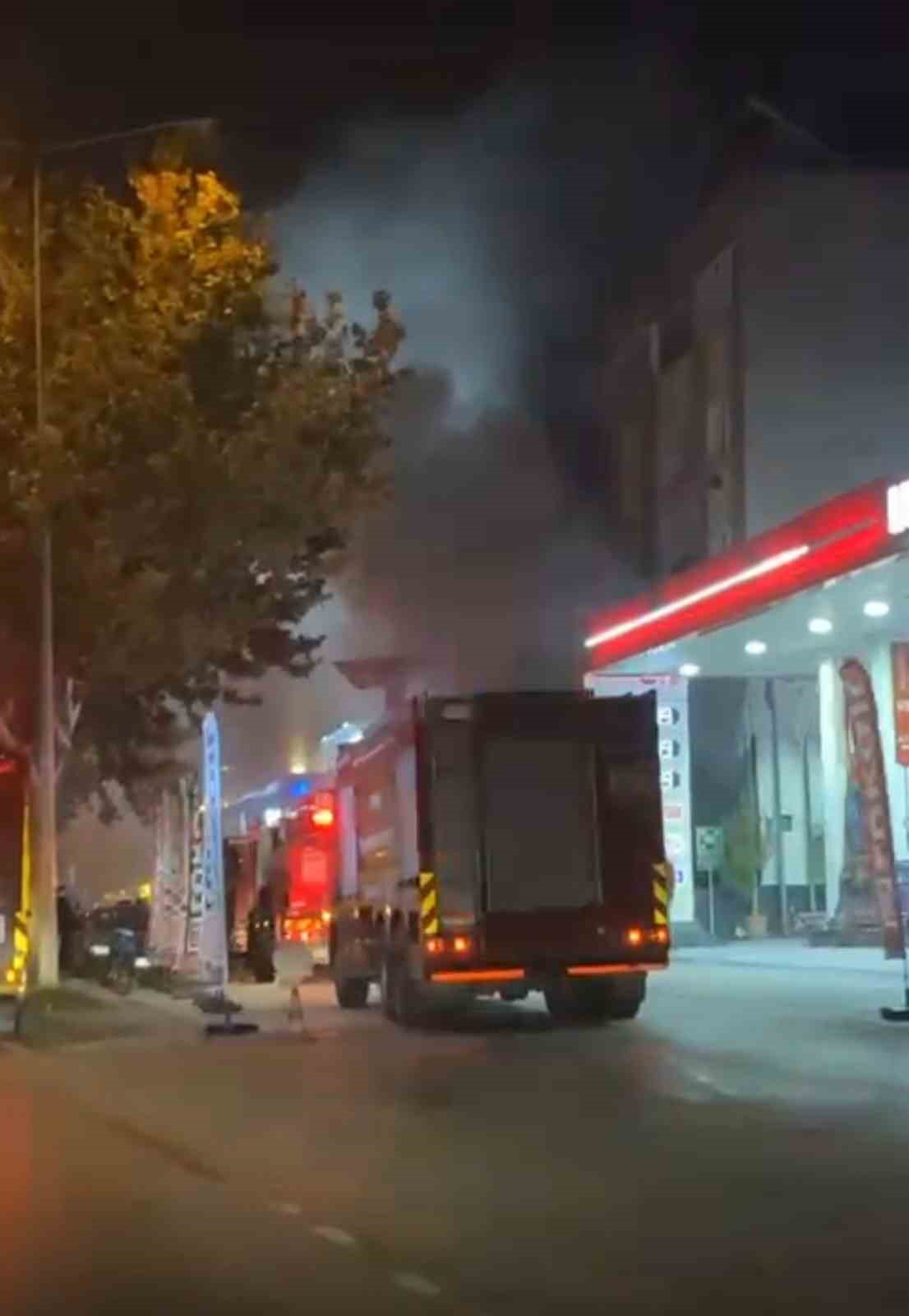 bursada-korkutan-yangin-alevler-akaryakit-istasyonuna-sicramadan-sonduruldu