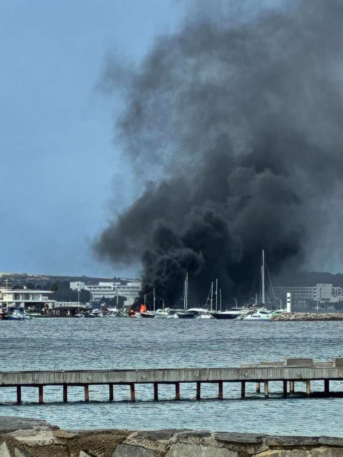 cesmede-korku-dolu-anlar-tekneler-alevlere-teslim-oldu