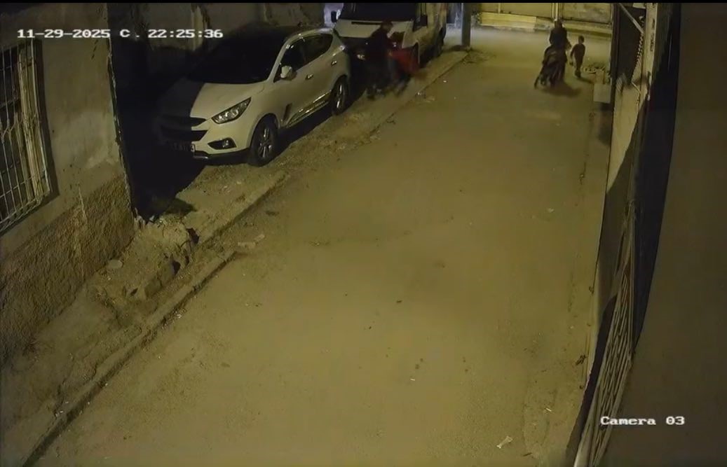 cocugun-kafasini-arabaya-vurup-yere-firlatan-sahis-cocugun-babasi-cikti-gozaltina-alindi