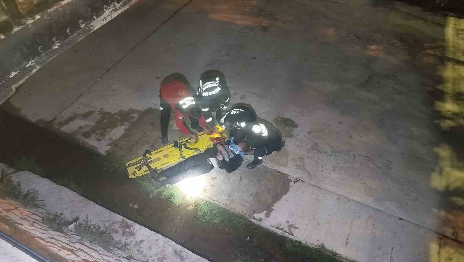 dengesini-kaybedip-kanala-dustu-itfaiye-ekipleri-kurtardi