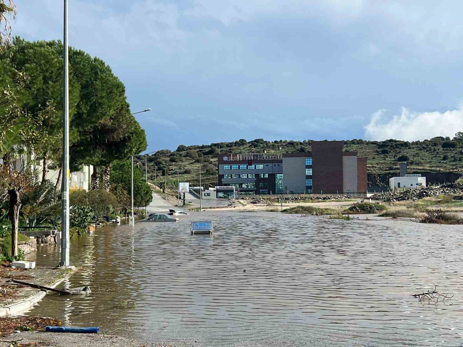 dikilide-araclar-su-altinda-kaldi