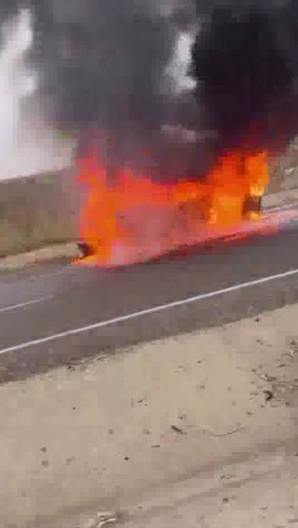 diyarbakirda-seyir-halindeki-otomobil-alev-topuna-dondu