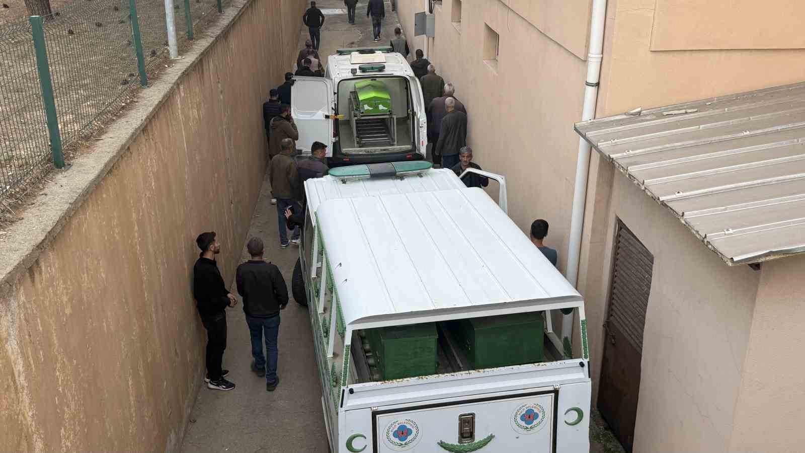 diyarbakirda-viyaduk-insaati-kazasinda-hayatini-kaybeden-4-kisi-defnedildi