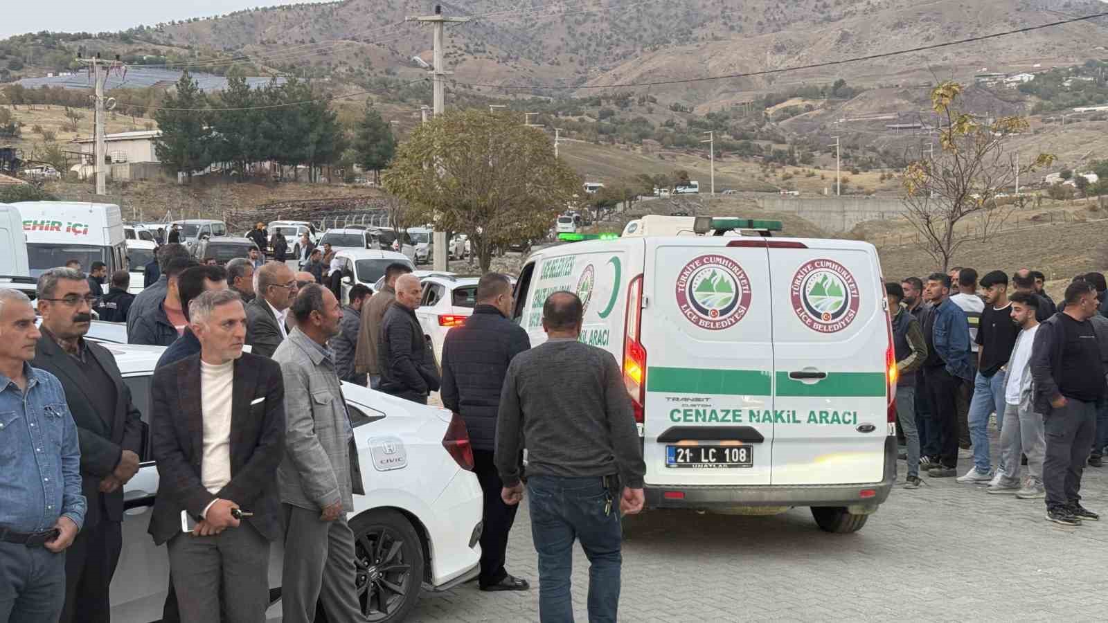 diyarbakirda-viyaduk-insaati-kazasinda-hayatini-kaybeden-4-kisi-defnedildi