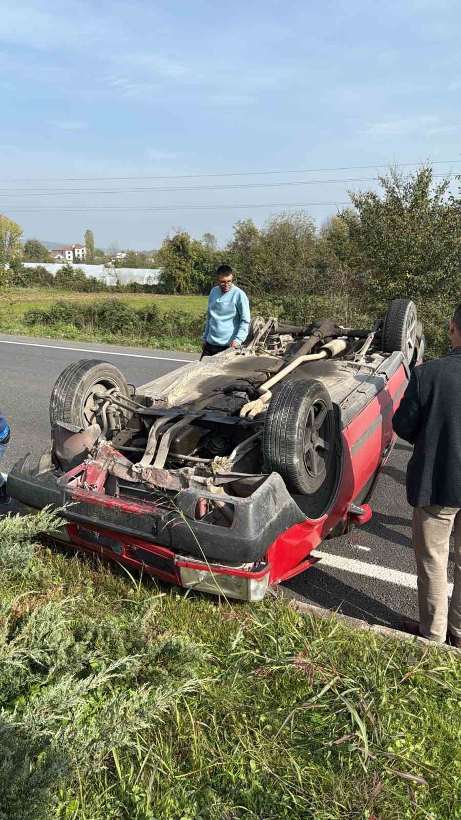 duz-yolda-direksiyon-hakimiyetini-kaybetti-takla-atti-1-yarali