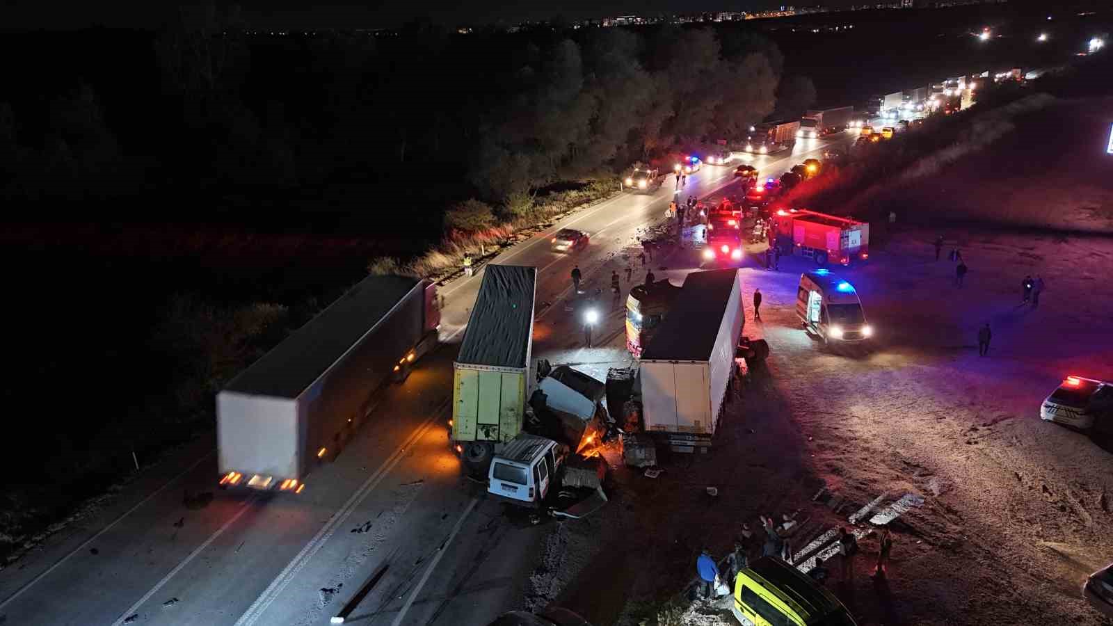 edirnede-zincirleme-kaza-olu-ve-yaralilar-var