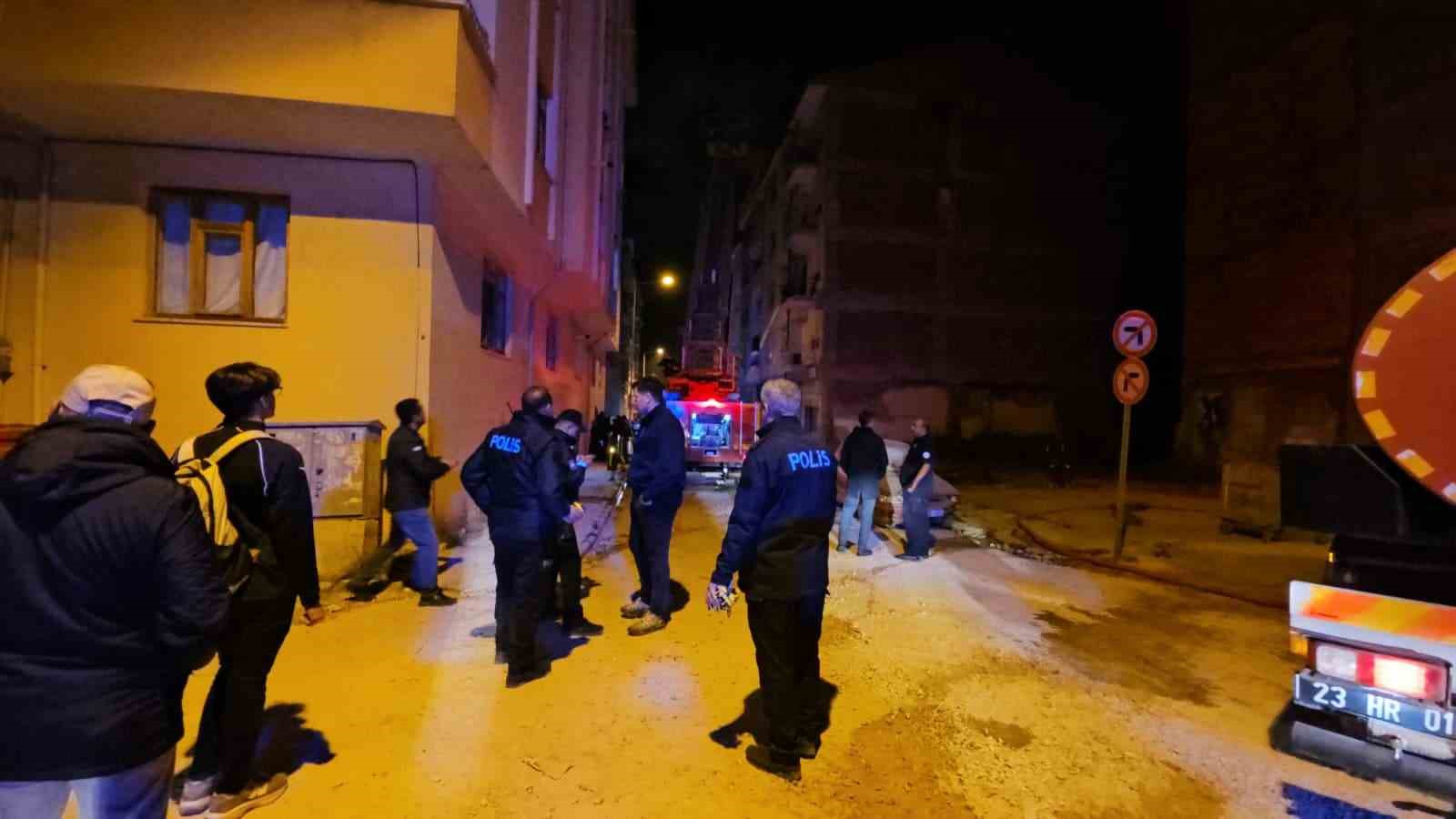 elazigda-cati-yangini-1-kisi-dumandan-etkilendi