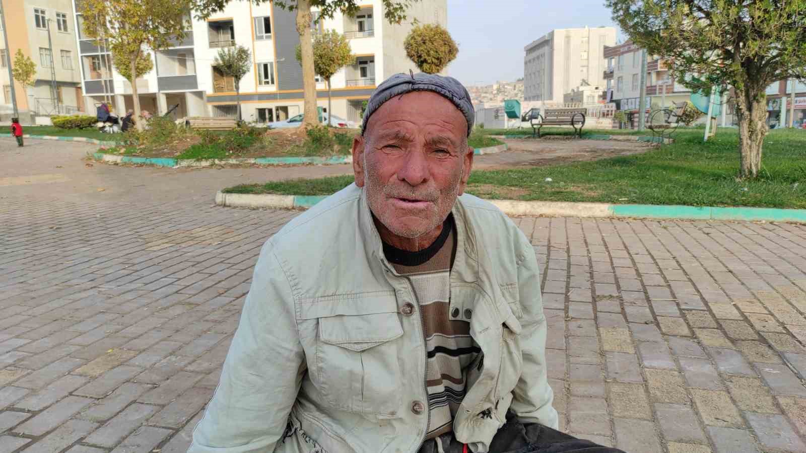 engelli-yasli-adam-surunerek-yasiyor