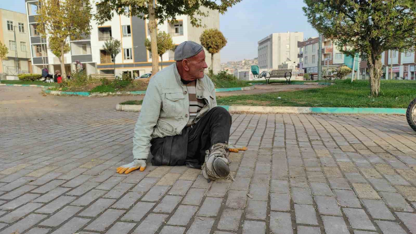 engelli-yasli-adam-surunerek-yasiyor