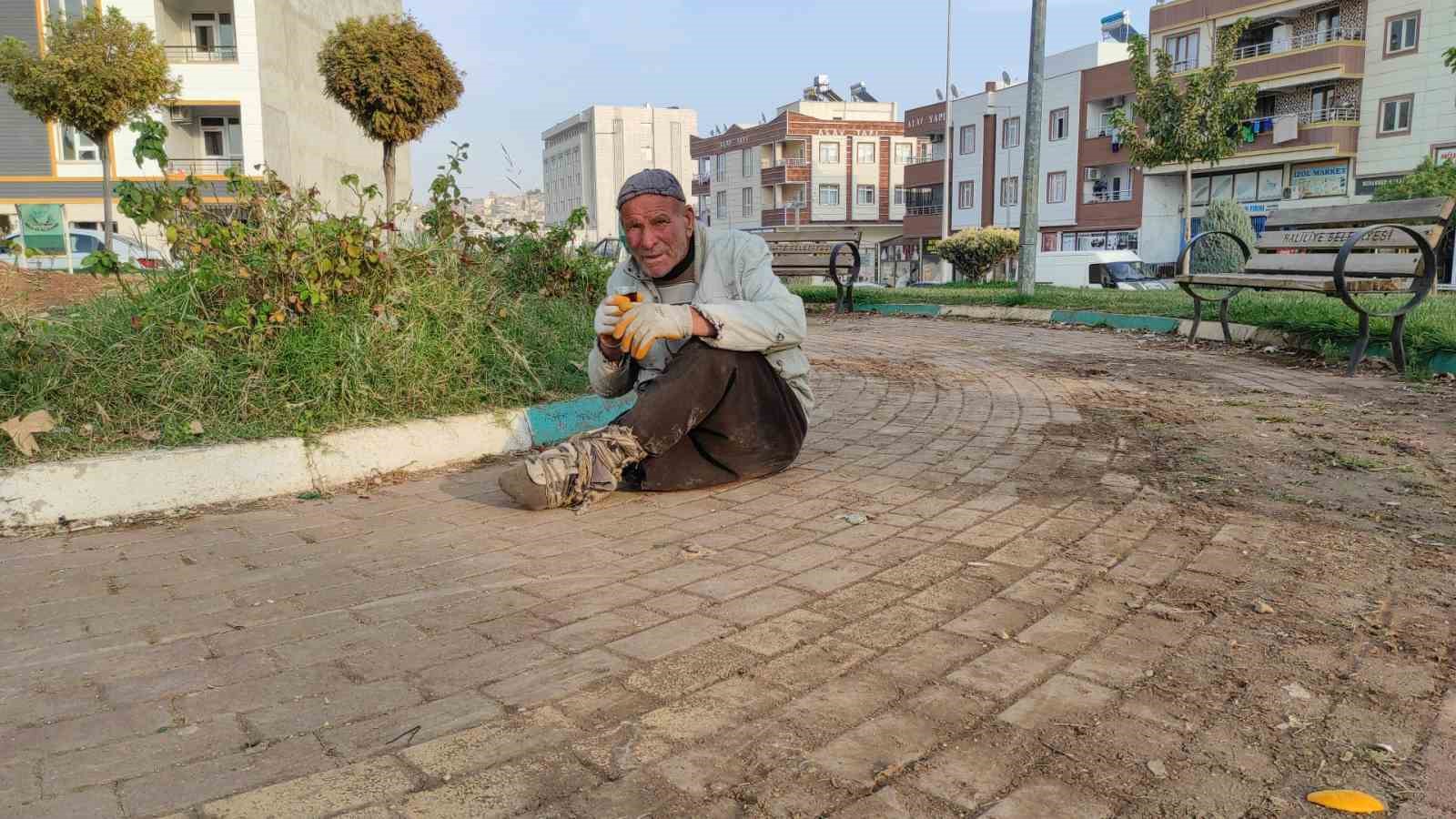 engelli-yasli-adam-surunerek-yasiyor