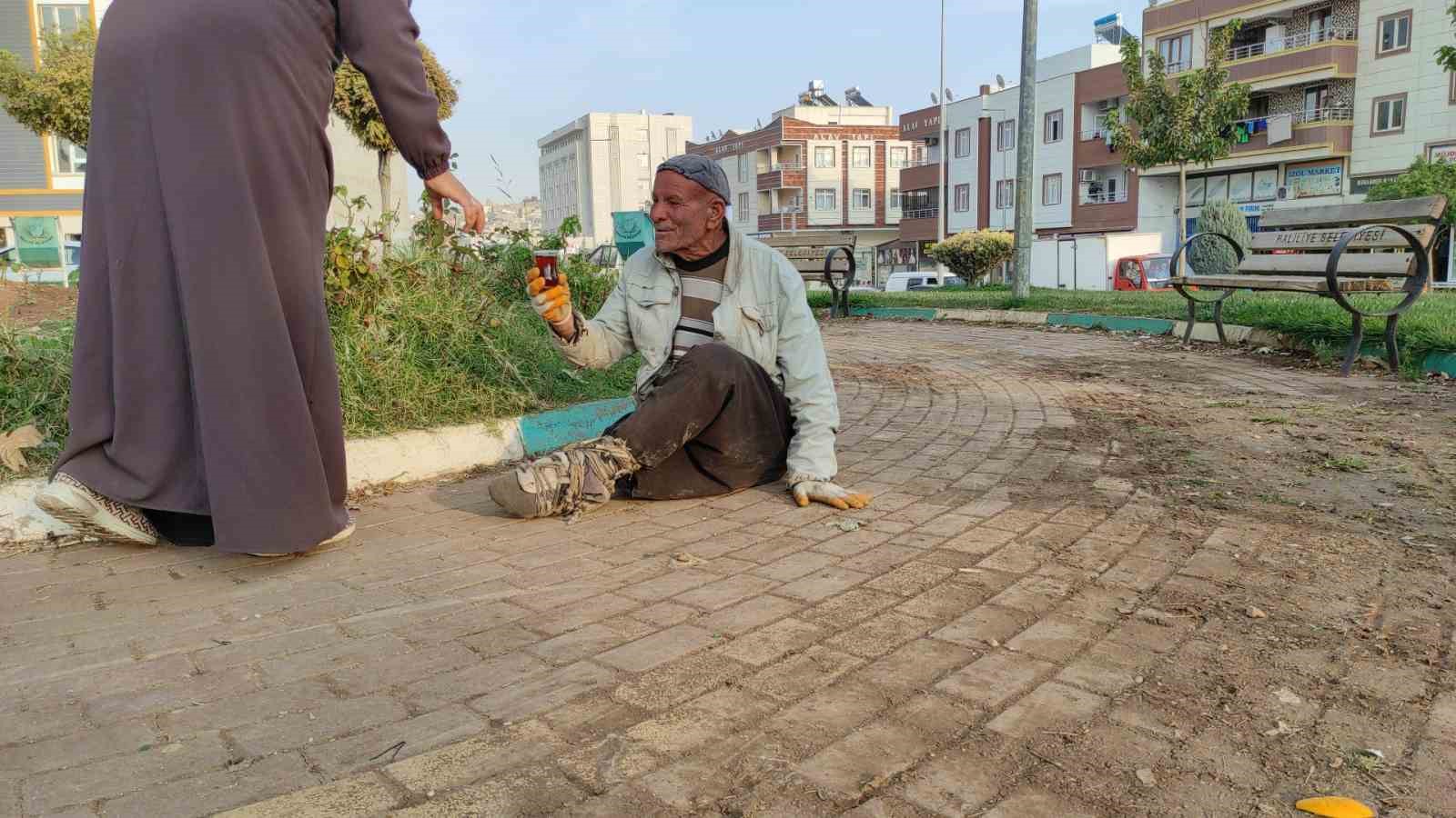 engelli-yasli-adam-surunerek-yasiyor