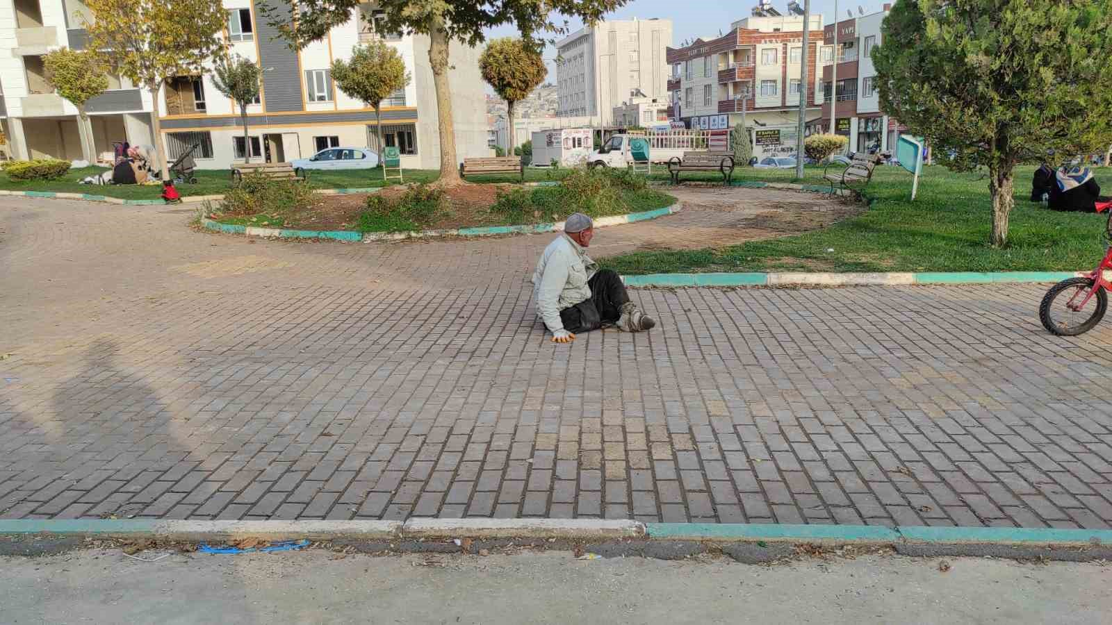 engelli-yasli-adam-surunerek-yasiyor