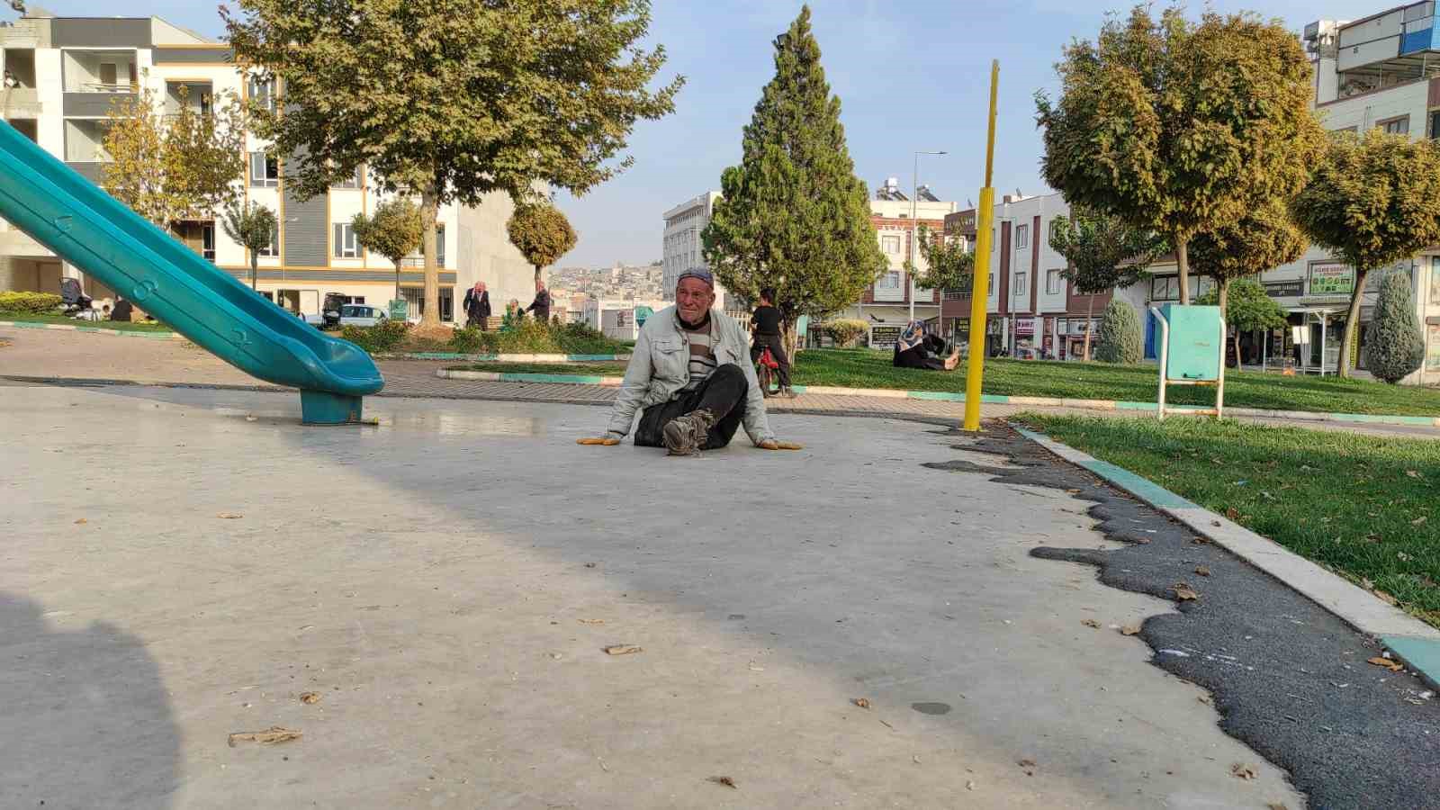 engelli-yasli-adam-surunerek-yasiyor