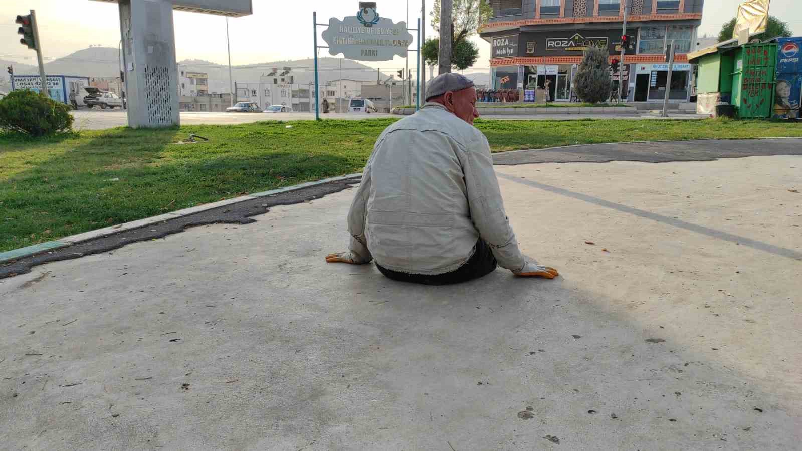 engelli-yasli-adam-surunerek-yasiyor