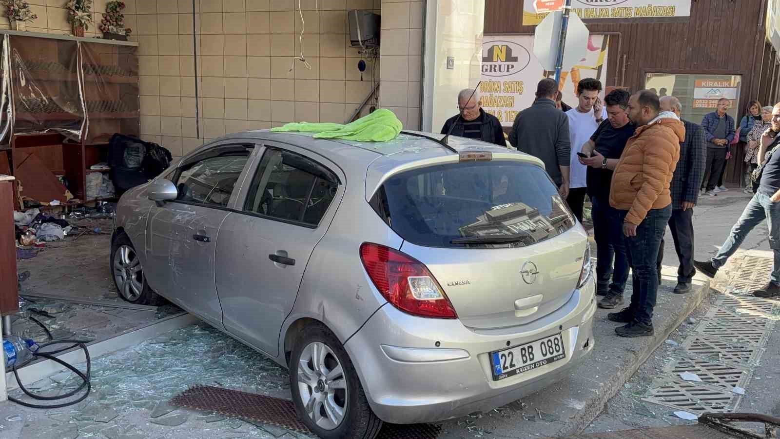 firina-dalan-otomobil-ortaligi-savas-alanina-cevirdi-o-anlar-kamerada