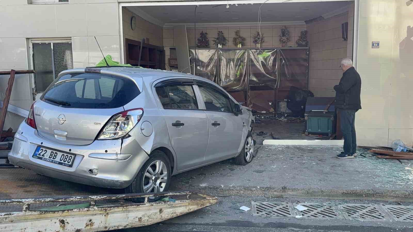 firina-dalan-otomobil-ortaligi-savas-alanina-cevirdi-o-anlar-kamerada