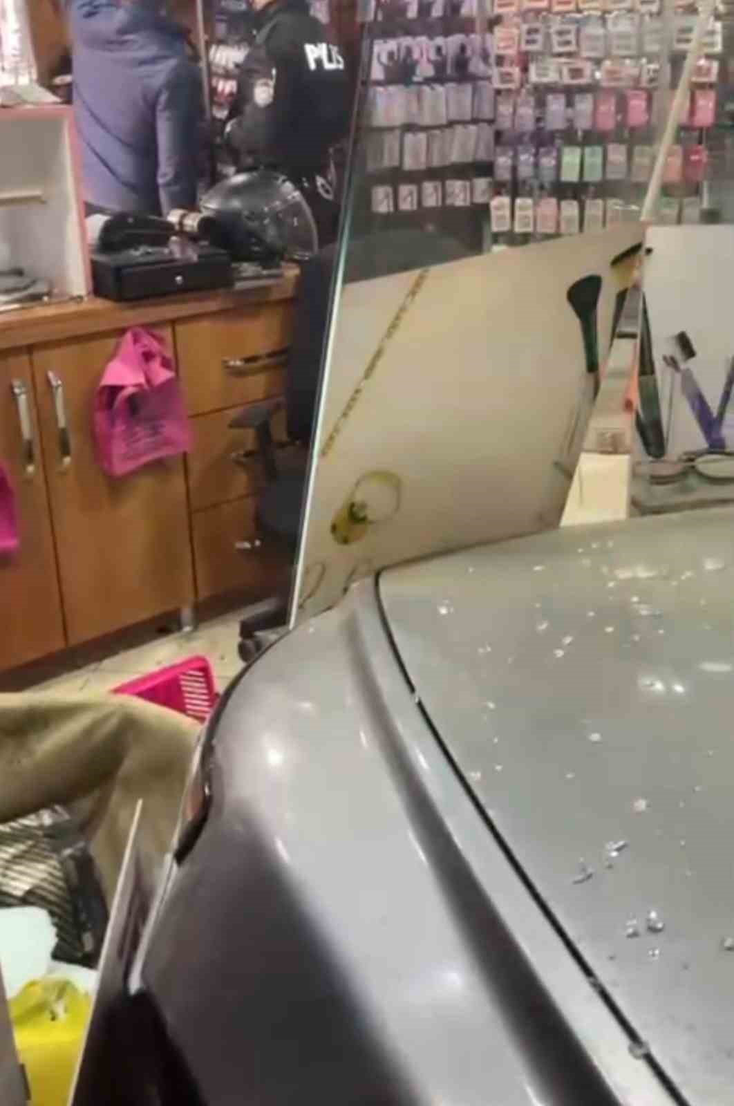 fren-yerine-gaza-basinca-otomobil-dukkana-girdi