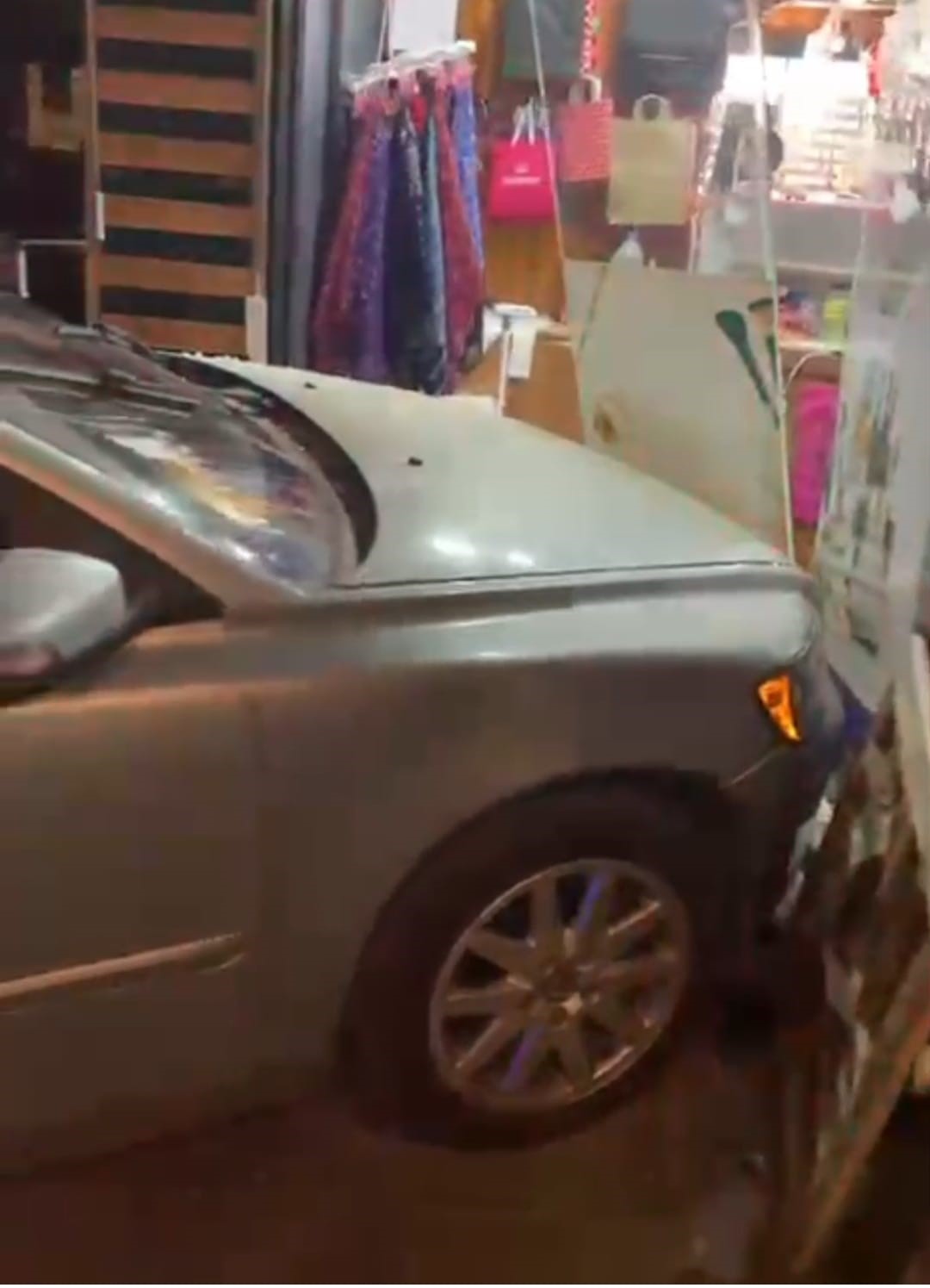 fren-yerine-gaza-basinca-otomobil-dukkana-girdi