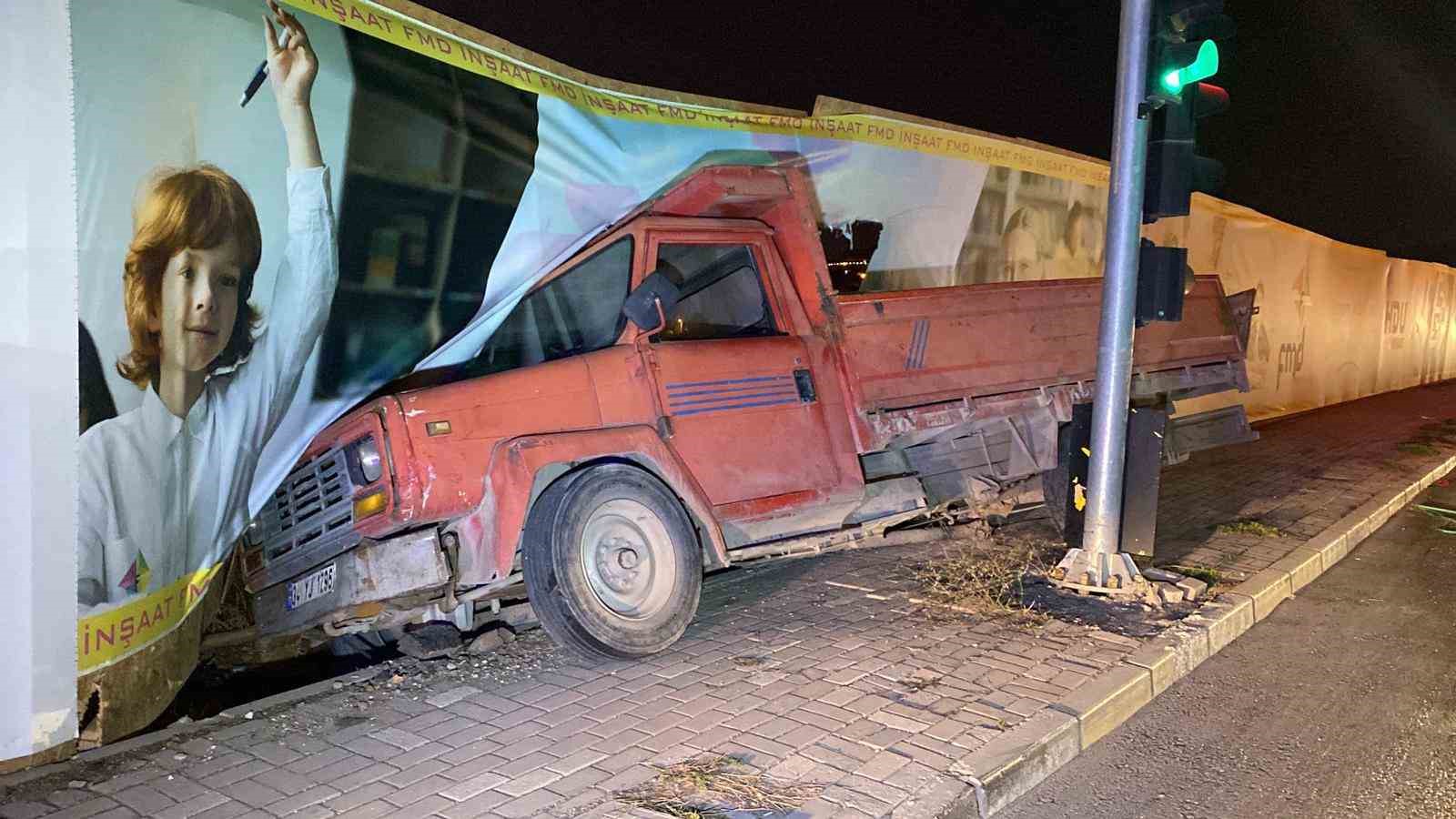 freni-patlayan-kamyon-once-otomobile-ardindan-insaat-bariyerine-carpti-2-yarali