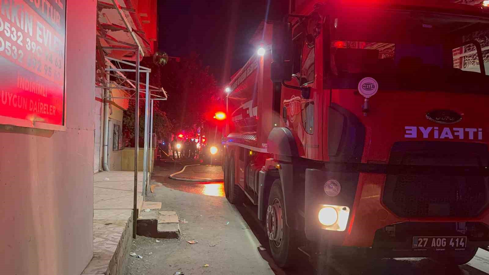 gaziantepte-4-katli-bina-alevlere-teslim-oldu