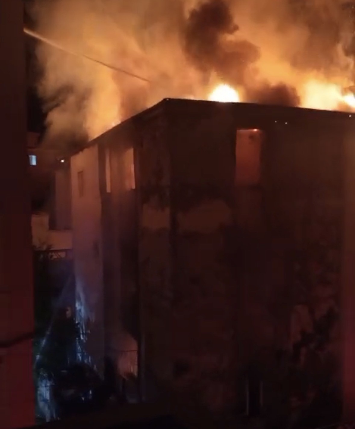 gaziantepte-4-katli-bina-alevlere-teslim-oldu