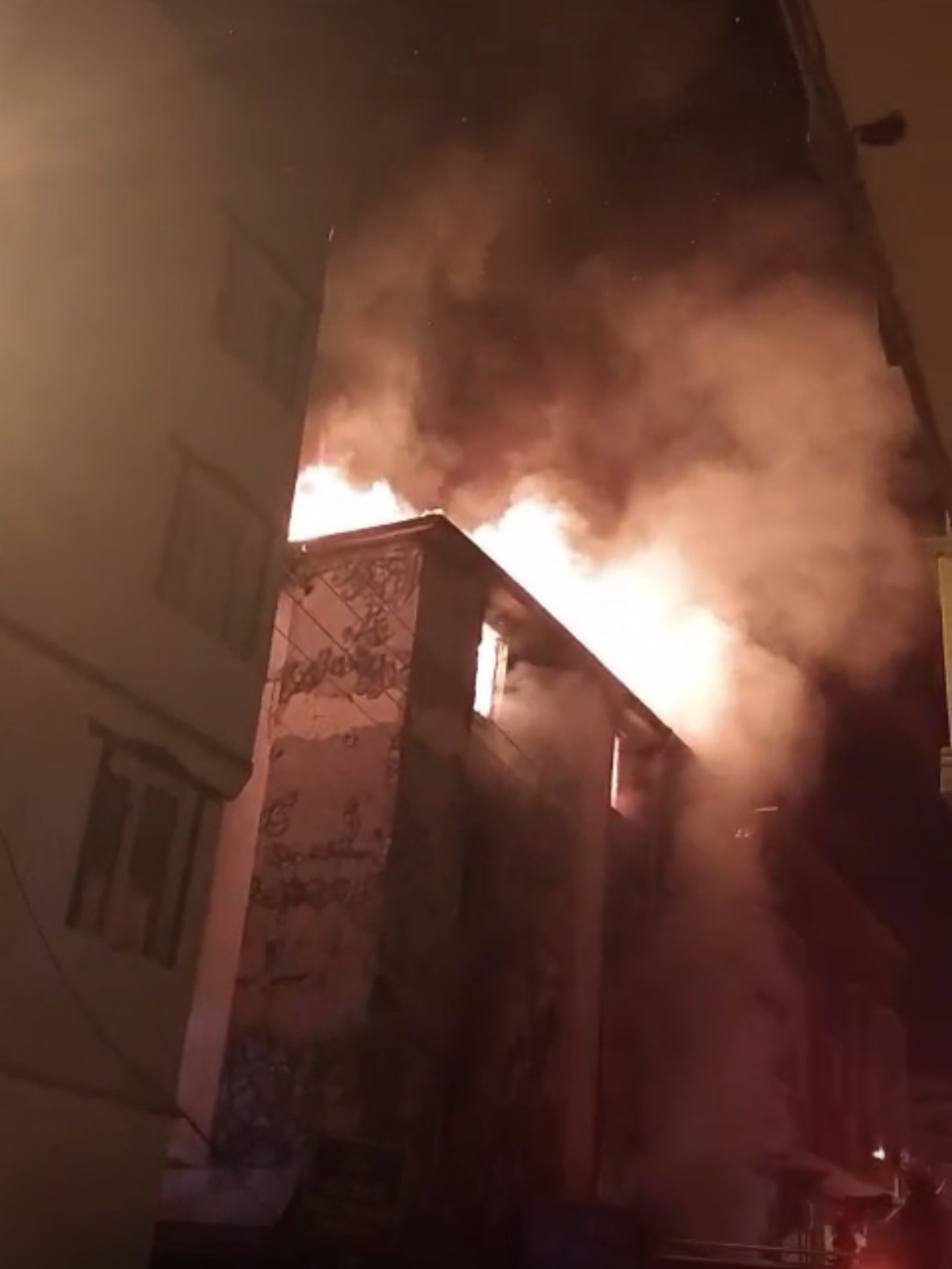 gaziantepte-4-katli-bina-alevlere-teslim-oldu