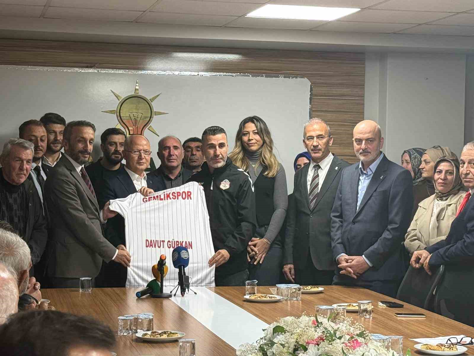 gemlikte-ak-partiye-800-yeni-uye-katildi