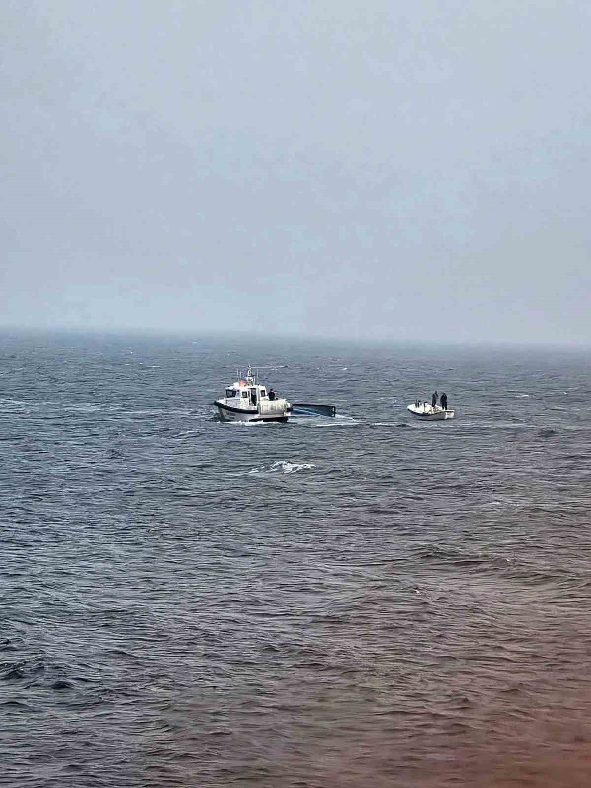 giresunda-balikci-teknesi-alabora-oldu-1-balikci-oldu-2-balikci-kurtarildi