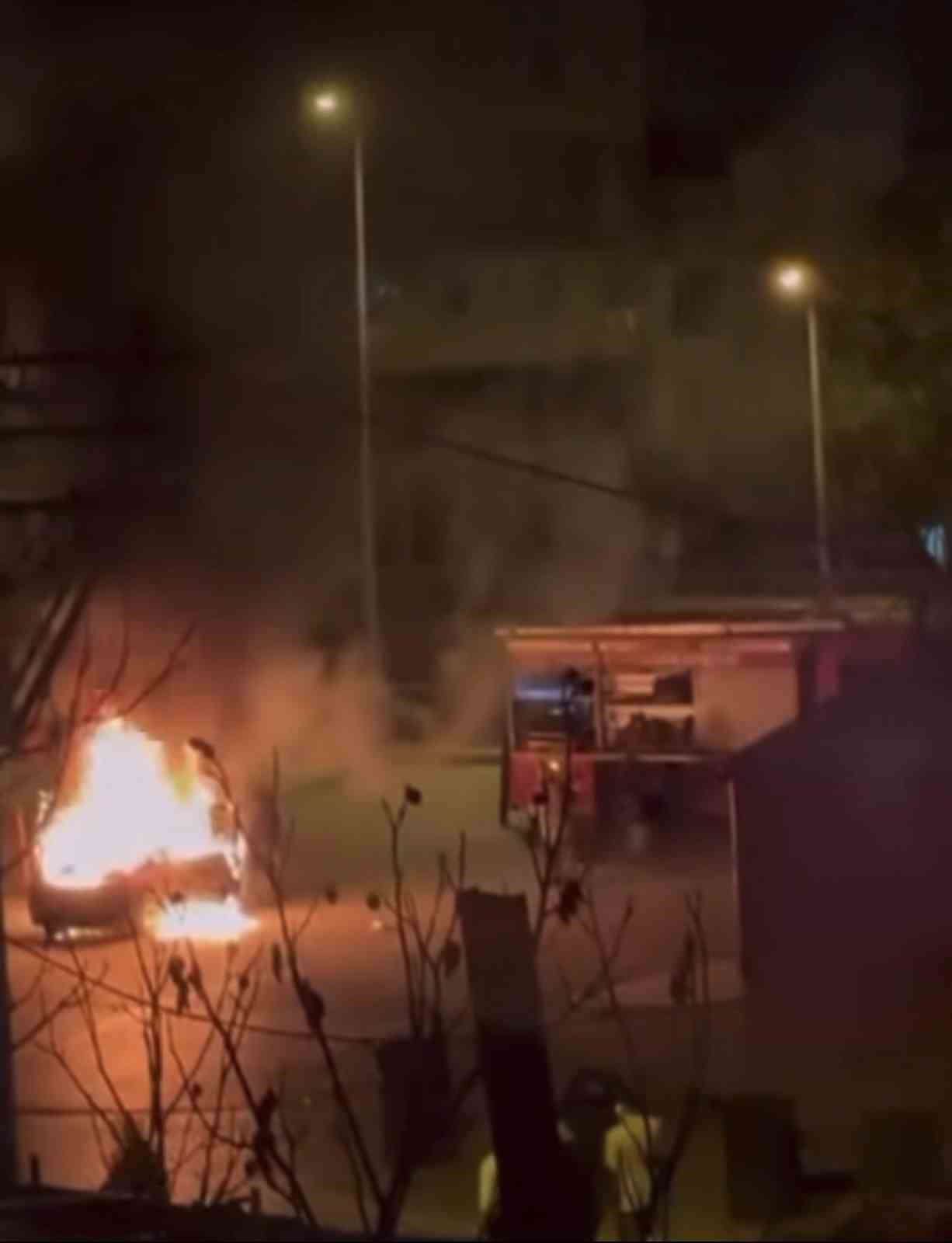 hafif-ticari-arac-yanarak-kul-oldu