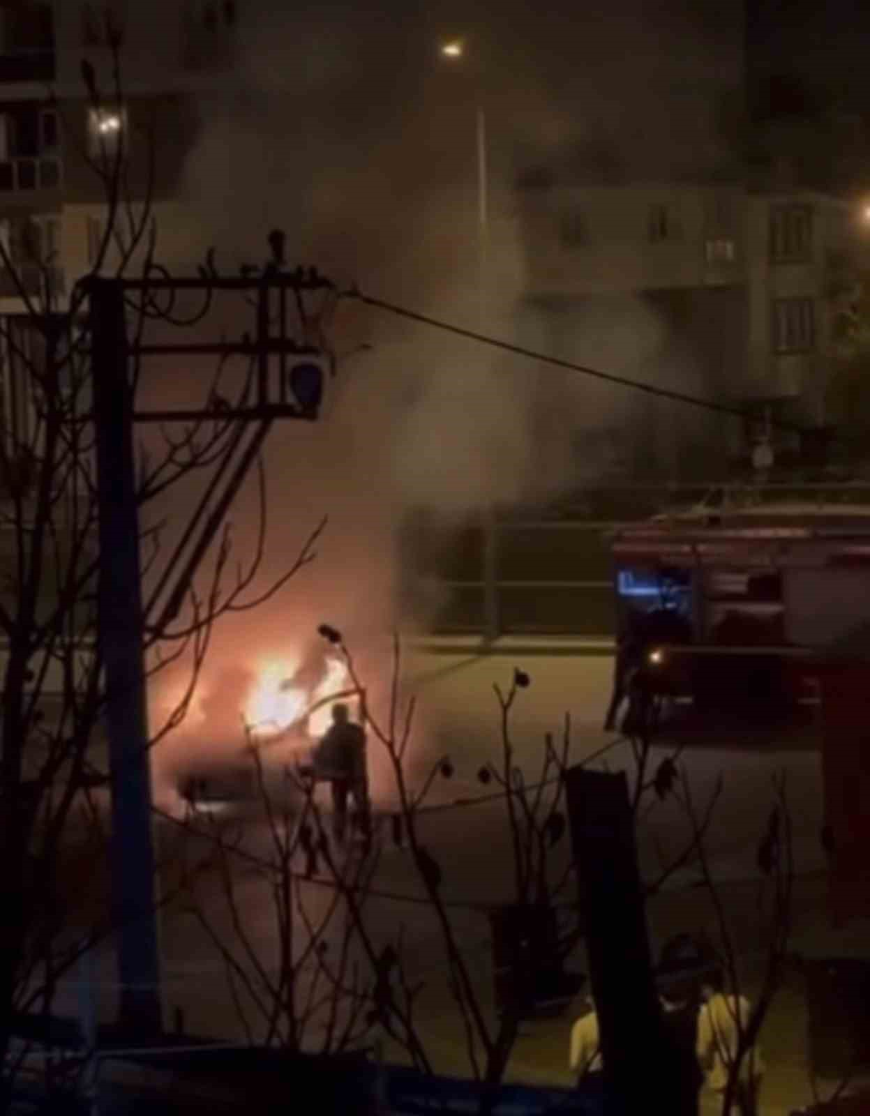 hafif-ticari-arac-yanarak-kul-oldu