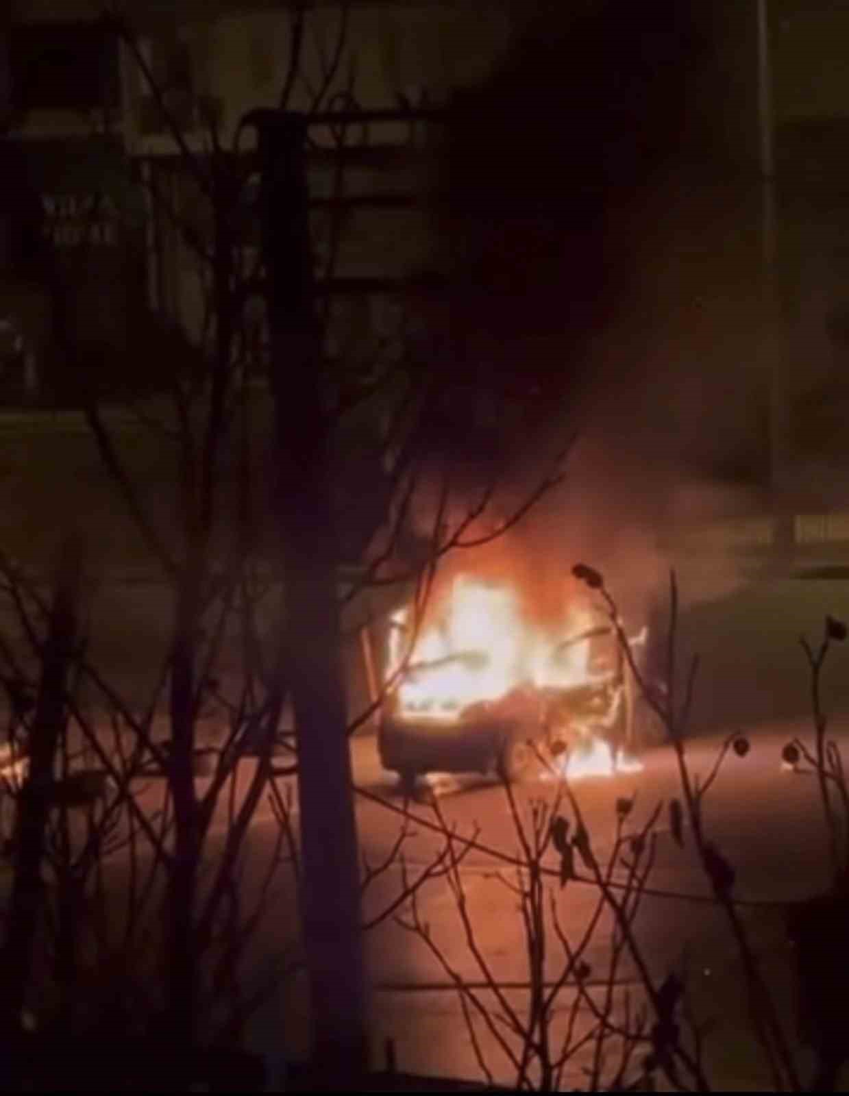 hafif-ticari-arac-yanarak-kul-oldu