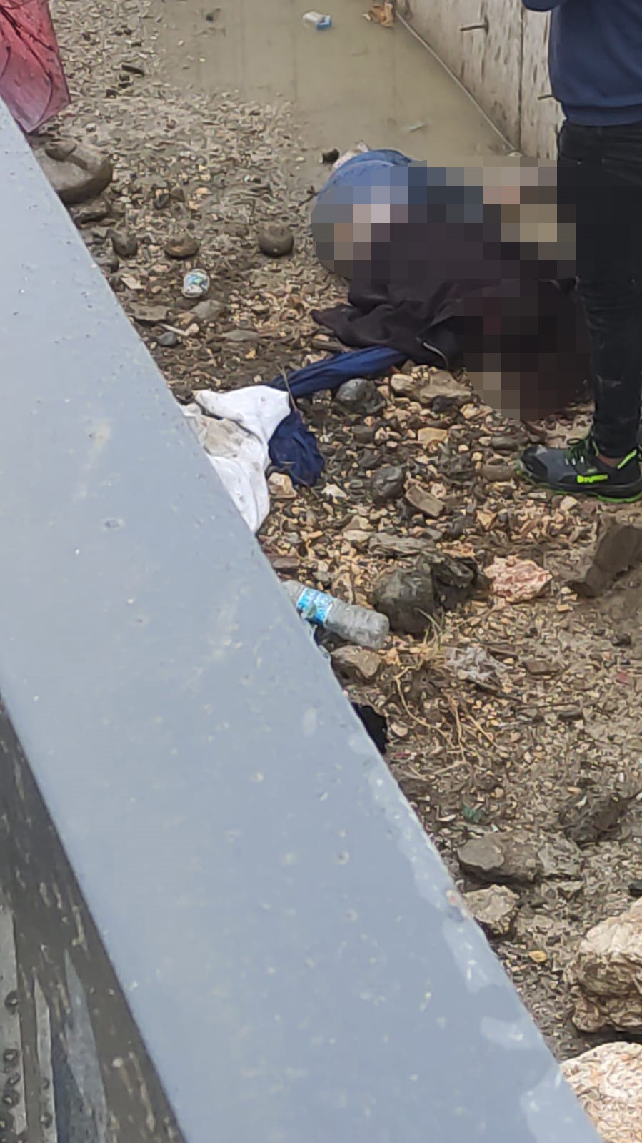 hafif-ticari-aracin-carptigi-genc-kadin-kanala-duserek-hayatini-kaybetti