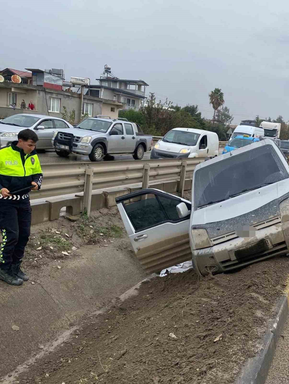 hafif-ticari-aracin-carptigi-genc-kadin-kanala-duserek-hayatini-kaybetti