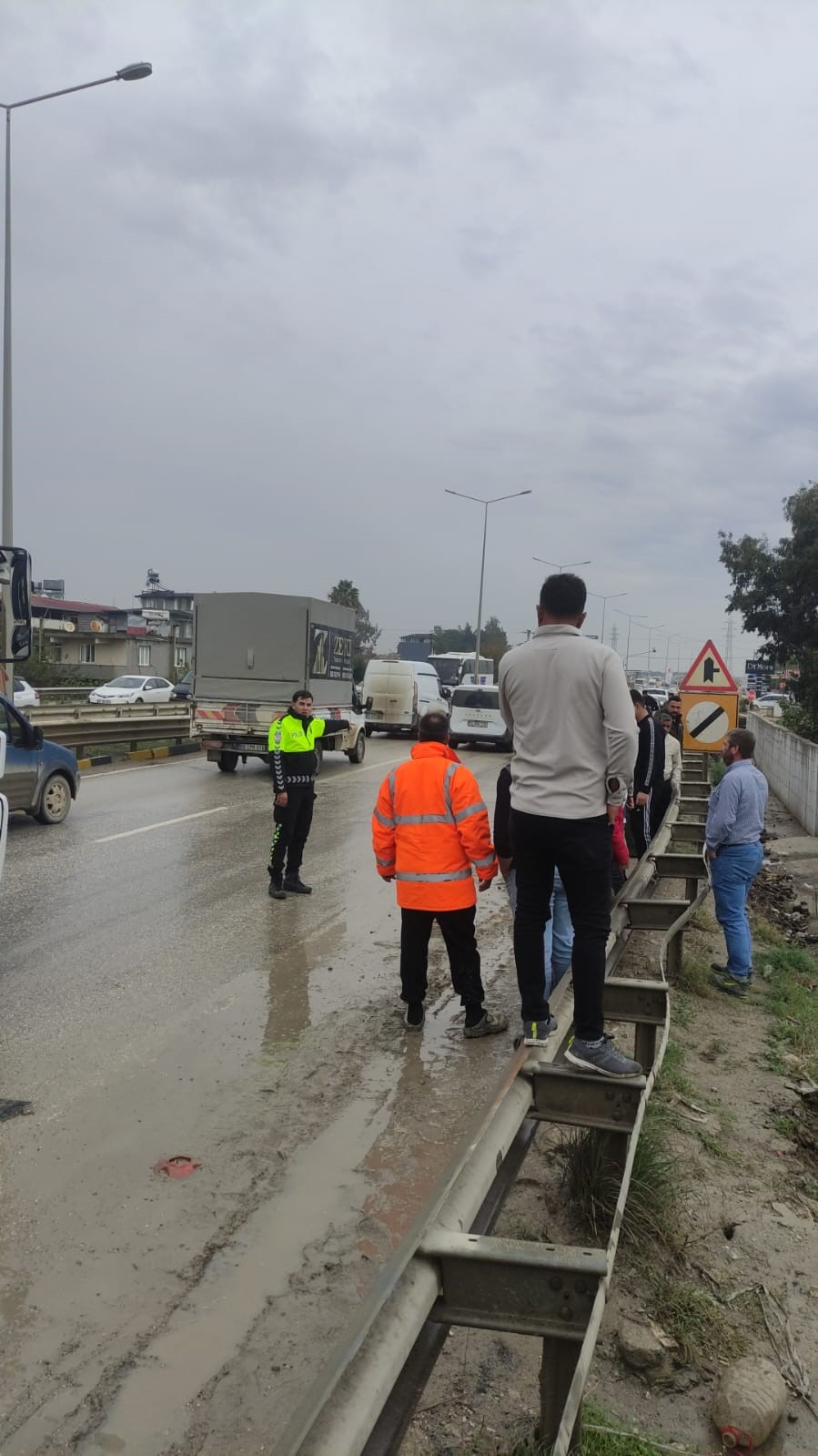 hafif-ticari-aracin-carptigi-genc-kadin-kanala-duserek-hayatini-kaybetti