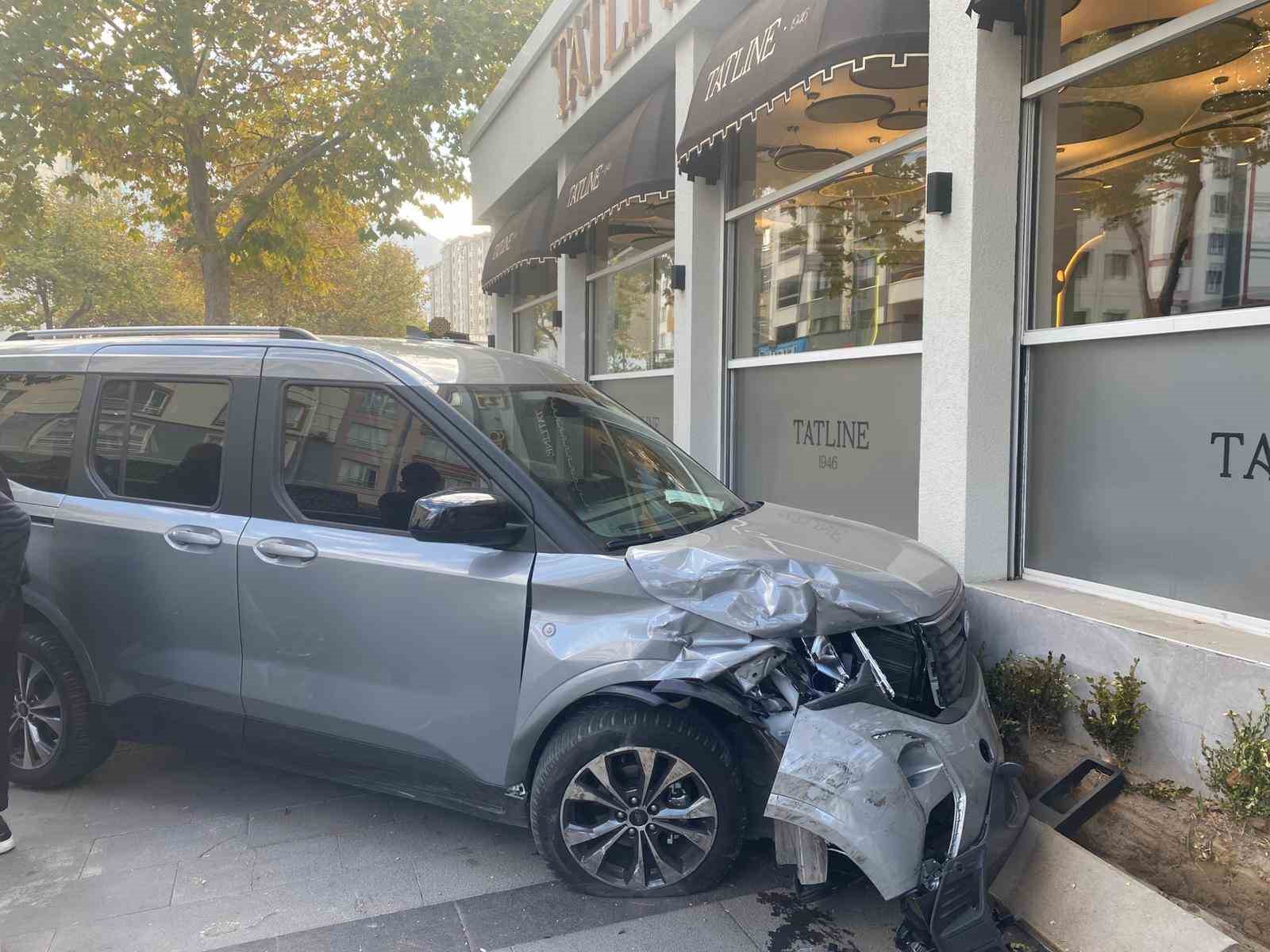 hafif-ticari-aracla-jeep-carpisti